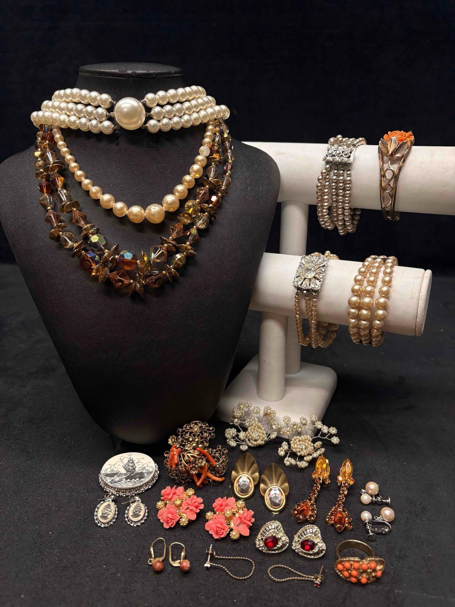 19pc Warm Toned Pearls Mid Century Gleam Costume Jewelry Collection: This lot contains 19 pieces of pre-owned costume jewelry, paired together in a stylized set. Each piece is in good conditions, with wear and tear over the years visible on some of the jewelry. Please 