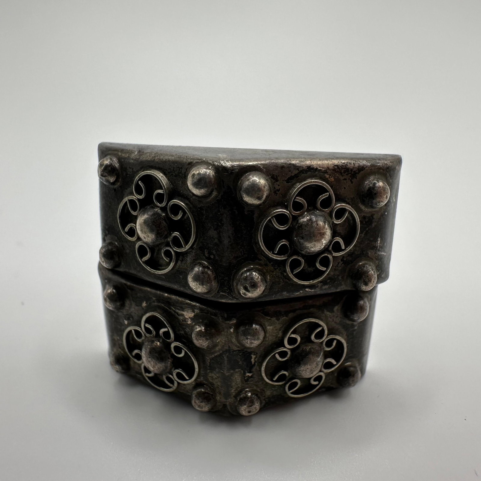 Vintage Mexico Silver Ornate Floral and Stud Motif Screw Back Earrings Q58: This item is in good pre-owned, previously used/displayed condition with noticeable light wear and surface scratches. Please reference all photos for full details. This piece of jewelry has been teste