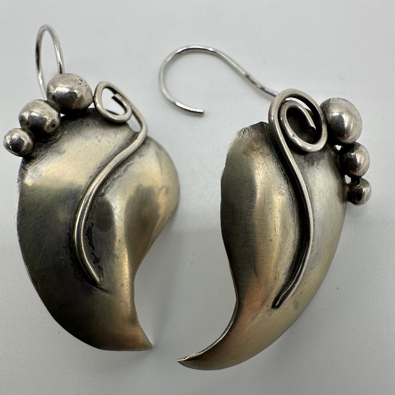 Abstract Modernist Leaf Floral Motif Sterling Earrings Broken: This item is in good pre-owned, previously used/displayed condition with noticeable light wear and surface scratches. Please reference all photos for full details. This piece of jewelry has been teste