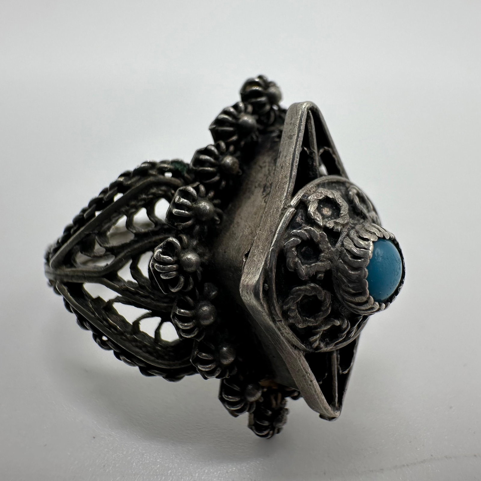 Poison Style Silver Ring Turquoise Locket Filigree Silverwork M7: This item is in good pre-owned, previously used/displayed condition with noticeable light wear and surface scratches. Please reference all photos for full details. This piece of jewelry has been teste
