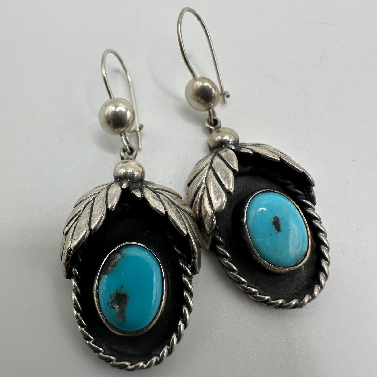 Native American Style Feather Motif Sterling Silver Turquoise Earrings M12: This item is in good pre-owned, previously used/displayed condition with noticeable light wear and surface scratches. Please reference all photos for full details. This piece of jewelry has been teste
