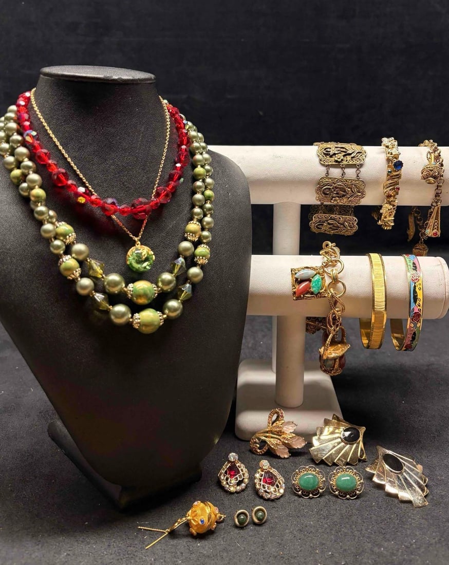 14pc Gold and Jewel Toned Dryads Grove Costume Jewelry Collection: This lot contains 14 pieces of pre-owned costume jewelry, paired together in a stylized set. Each piece is in good conditions, with wear and tear over the years visible on some of the jewelry. Please 