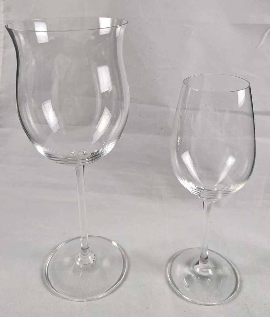 Waterford Marquis Burgundy & Schott Zwiesel Wine Glasses: This lot includes: (1) Schott Zwiesel Crystal Wine Glass. This is approx 3" x 3" x 8" and it weighs 0.32lb. Has a very small chip on the bottom. (1) Waterford Marquis Crystalline