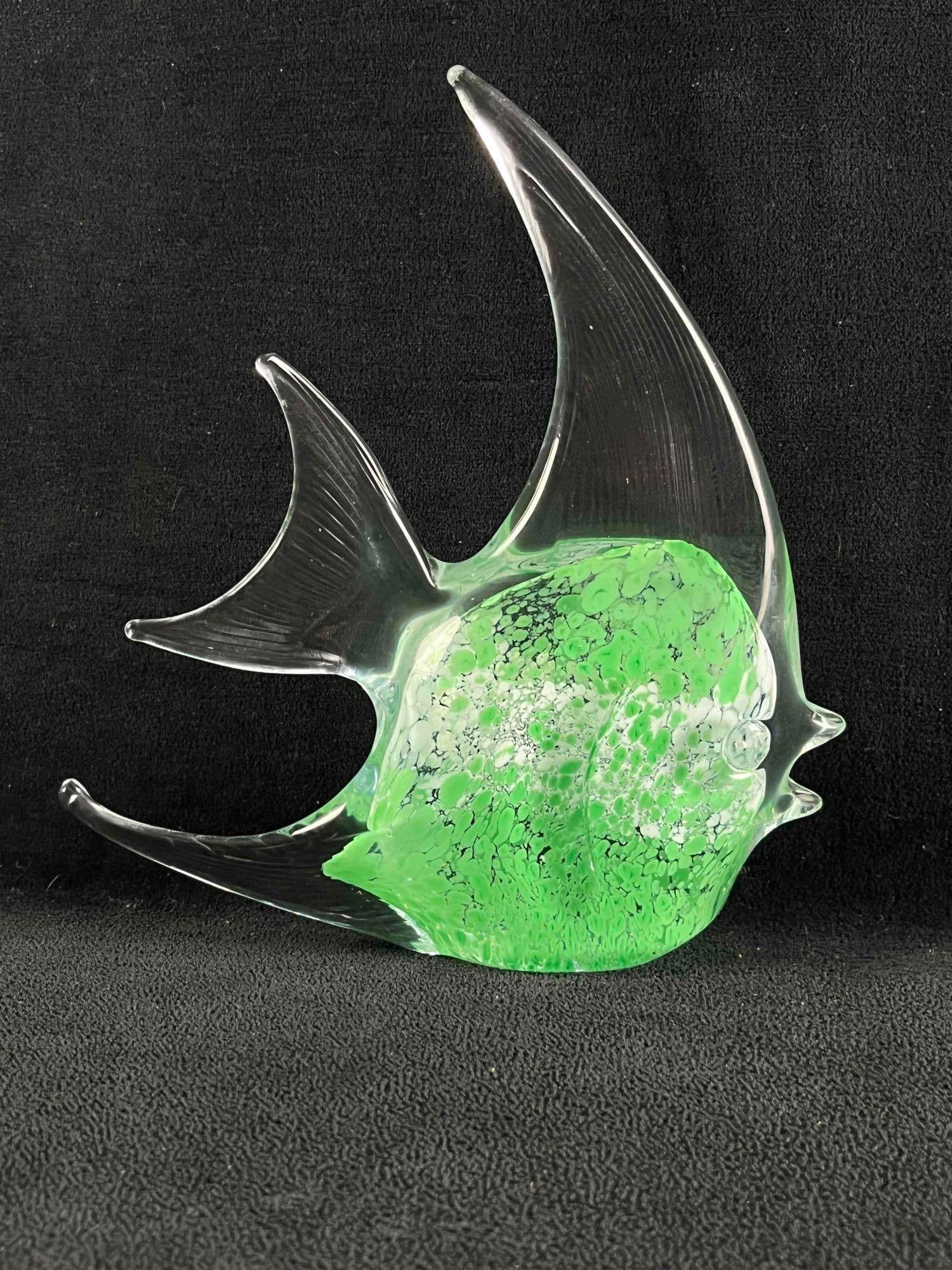 Art Glass Angel Fish Green Glass Fish: Art Glass Angel Fish Green Glass Fish This is a beautiful glass art piece. The fish is a clear glass with a green and white core. This is an Angelfish; it is in good condition with no known damage. me