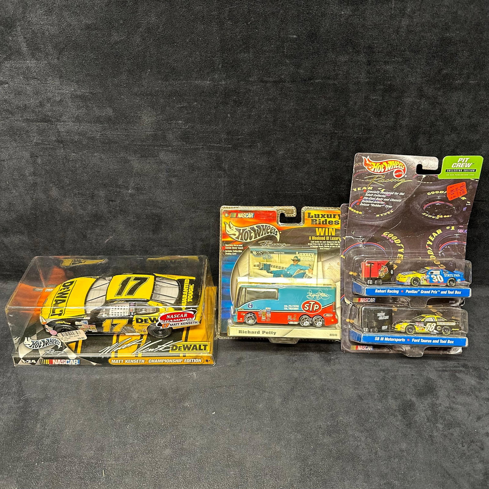 Hot Wheels NASCAR Diecast Lot Matt Kenseth 17 Richard Petty Hauler Pit Crew Cars: Group of Hot Wheels NASCAR diecast vehicles. Includes 1:24 scale Matt Kenseth #17 DeWalt Championship Edition car, Richard Petty STP luxury rides hauler, and two pit crew car and trailer sets. Items a