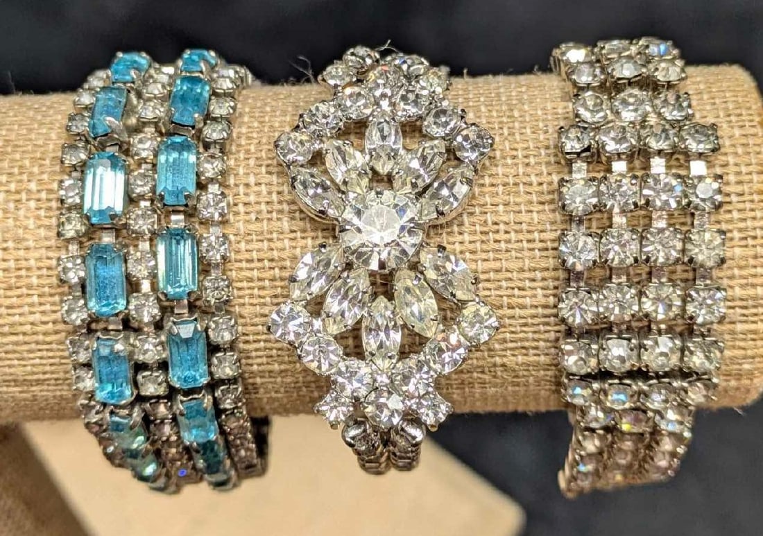 Vintage Unmarked Clear And Blue Rhinestone Silver Tone Bracelets: Vintage Unmarked Clear And Blue Rhinestone Silver Tone Bracelets. This lot includes: (1) Unmarked Clear And Blue Rhinestone Silver Tone Bracelet. This is approx 3/4" x 7". (1) Unmarked Clear R