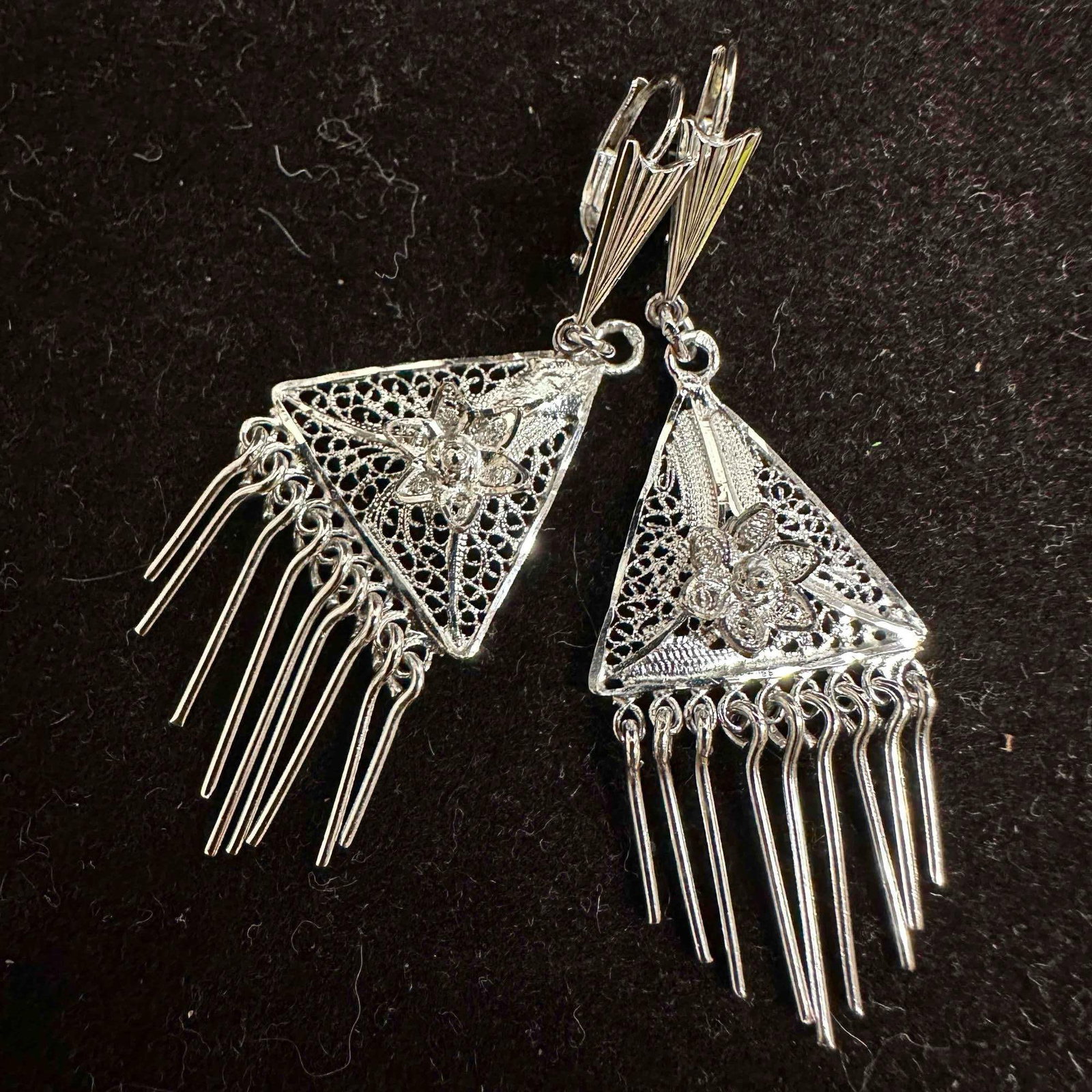 Van Lou Sterling Silver Triangle Shape Floral Dangle Flower Earrings F24: This item is in good pre-owned, previously used/displayed condition with noticeable light wear, and surface scratches. Please reference all photos for full details. This piece of jewelry has been test