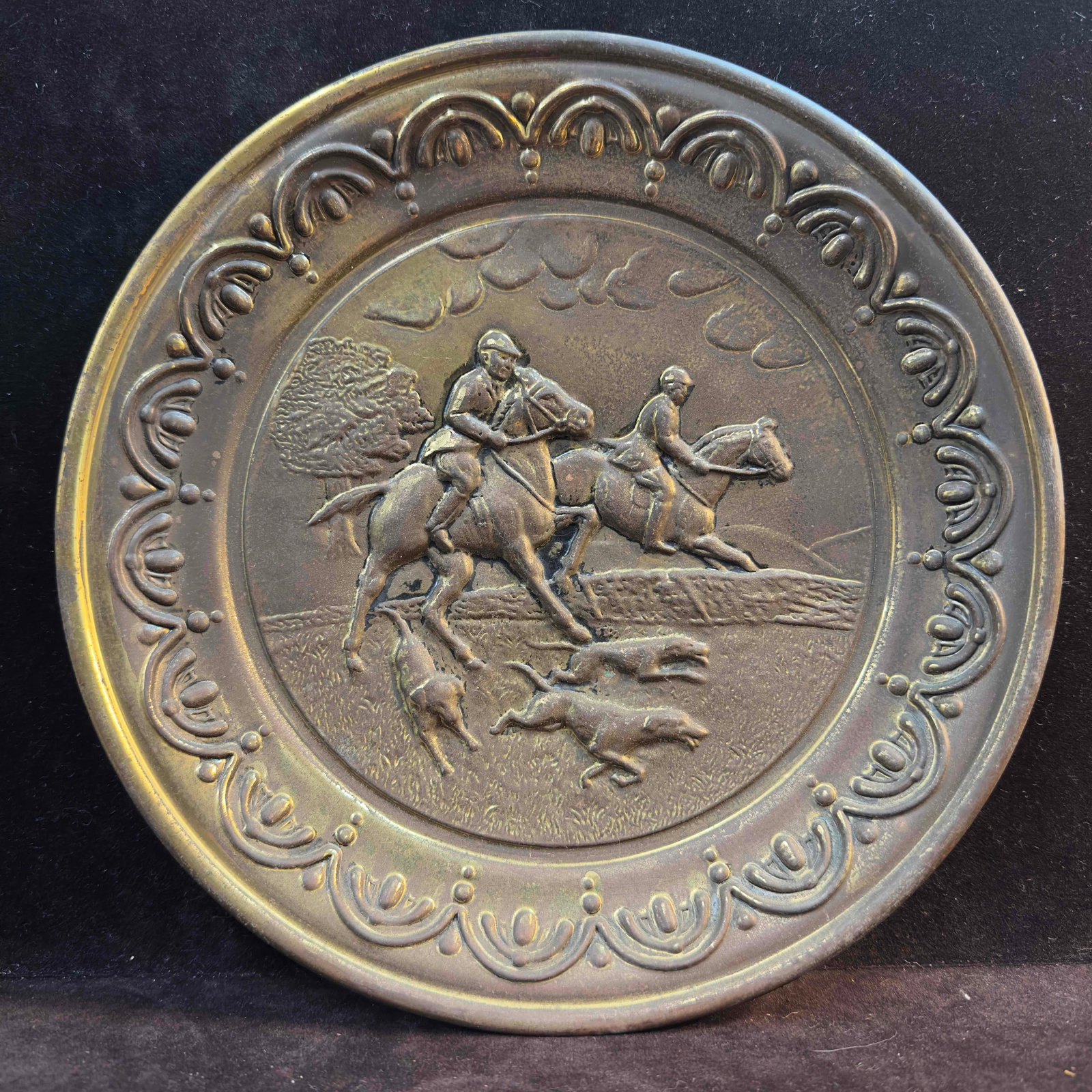 Brass Embossed Round Wall Hang Plate Horse Fox Hunt England: Brass Embossed Round Wall Hang Plate Horse Fox Hunt England. This brass plate features a hunting scene, Made In England. This item is in good pre-owned, previously displayed condition with light wear,
