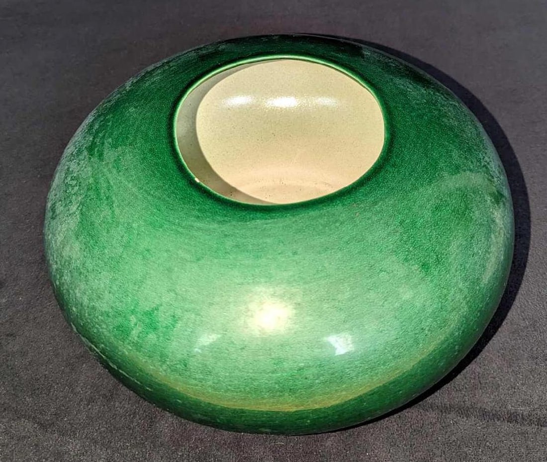 Vintage Orlando, Florida Ceramic Flower Vase: Vintage Orlando, Florida Ceramic Flower Vase. Is marked "HHH" and "Orlando, Fl" on the bottom. This is approx 10" x 5" x 10" and it weighs 2.90 lbs. The vase has a small chip on the top and some signs