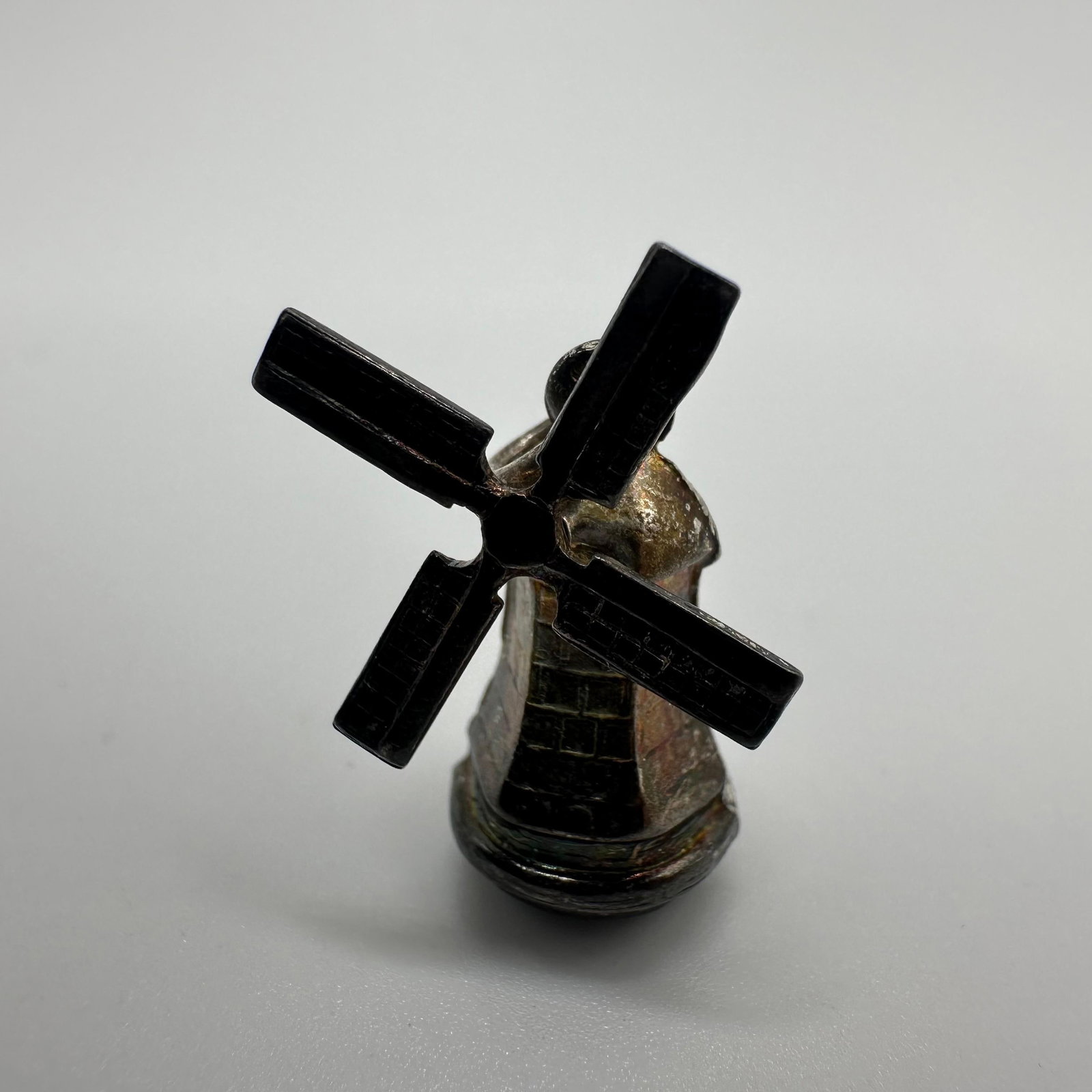 Unmarked Silver Moveable Windmill Pendant Charm X94: This item is in good pre-owned, previously used/displayed condition with noticeable light wear and surface scratches. Please reference all photos for full details. This piece of jewelry has been teste