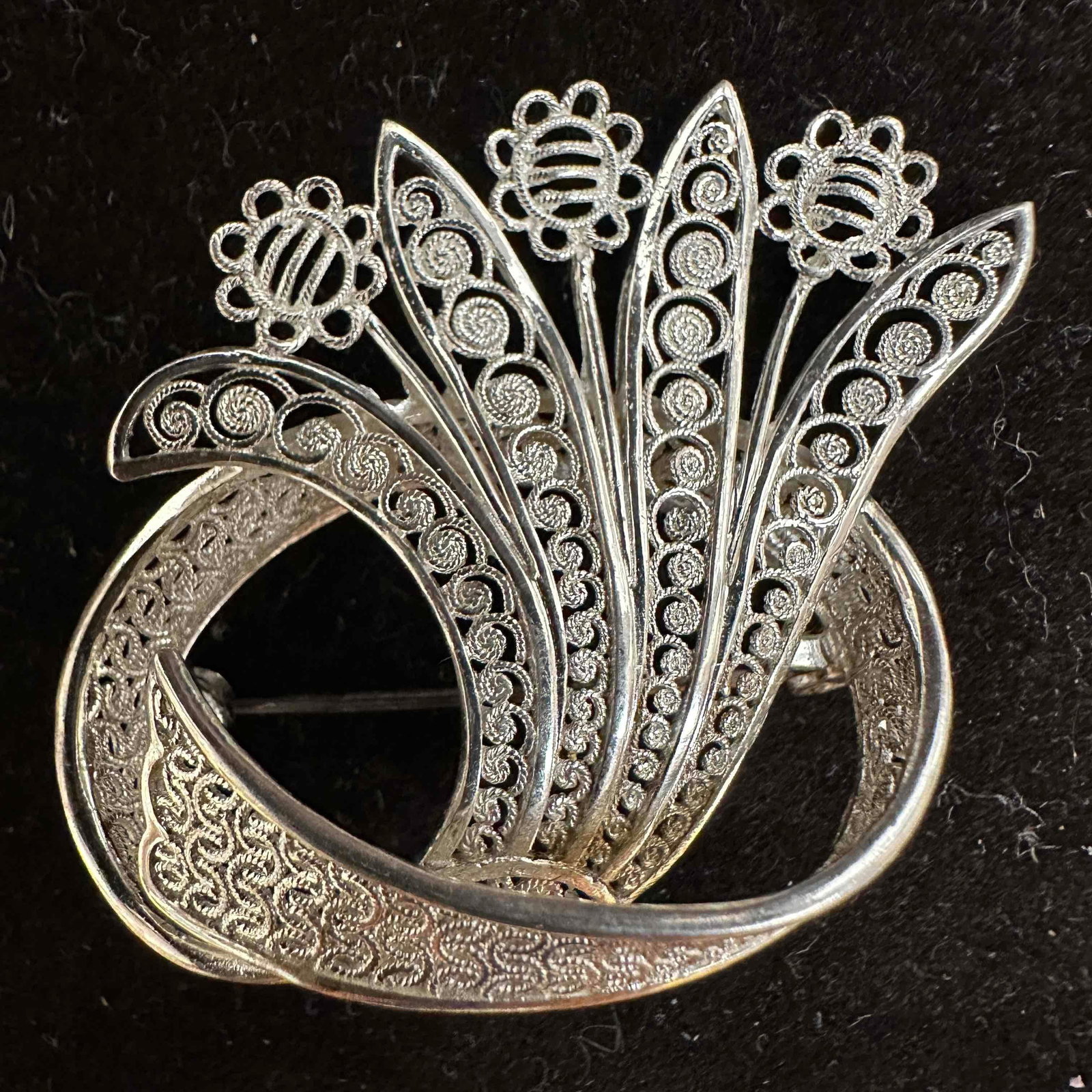 Sorrento Sterling Filigree Intricate Floral Ribbon Openwork Brooch: This item is in good pre-owned, previously used/displayed condition with noticeable light wear, and surface scratches. Please reference all photos for full details. This piece of jewelry has been test