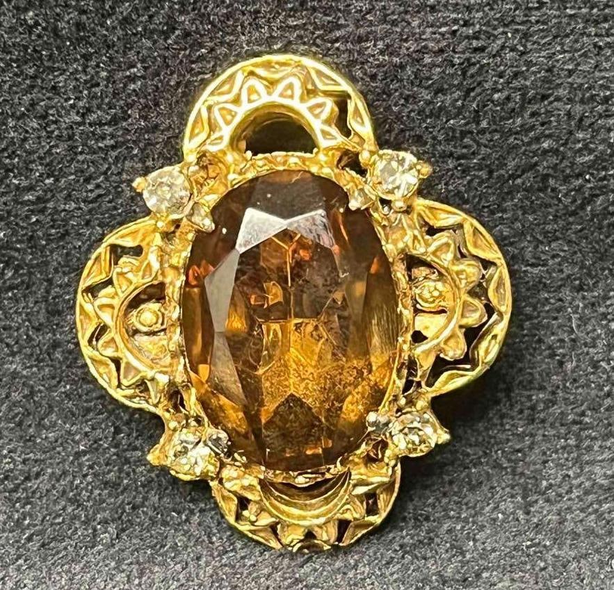 Signed Vintage Gold Tone Florenza Brooch With Amber Rhinestone: This lot contains a Signed Vintage Gold Tone Florenza Brooch With Amber Rhinestone. It is approx 1 1/4" x 1 1/4" x 1/4". Total weight is approx 0.3oz. Overall the Signed Vintage Florenza Brooch is in 