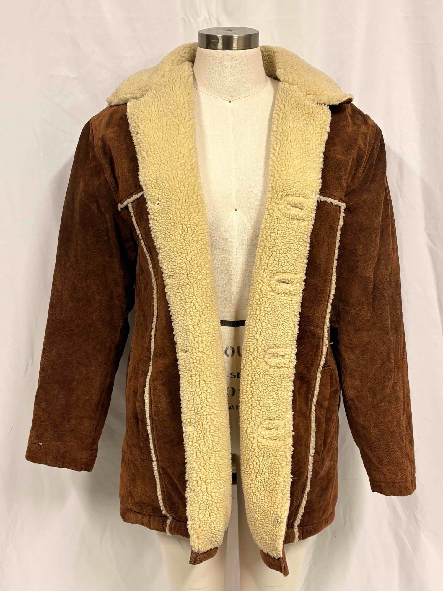 Vintage M Julian by Wilsons Leather Brown Suede Shearling Coat: This 1970s-style western rancher coat features genuine split cowhide leather and a warm lining. Current conditions of this jacket shows no visible/noticeable flaws. Please review images for more conte