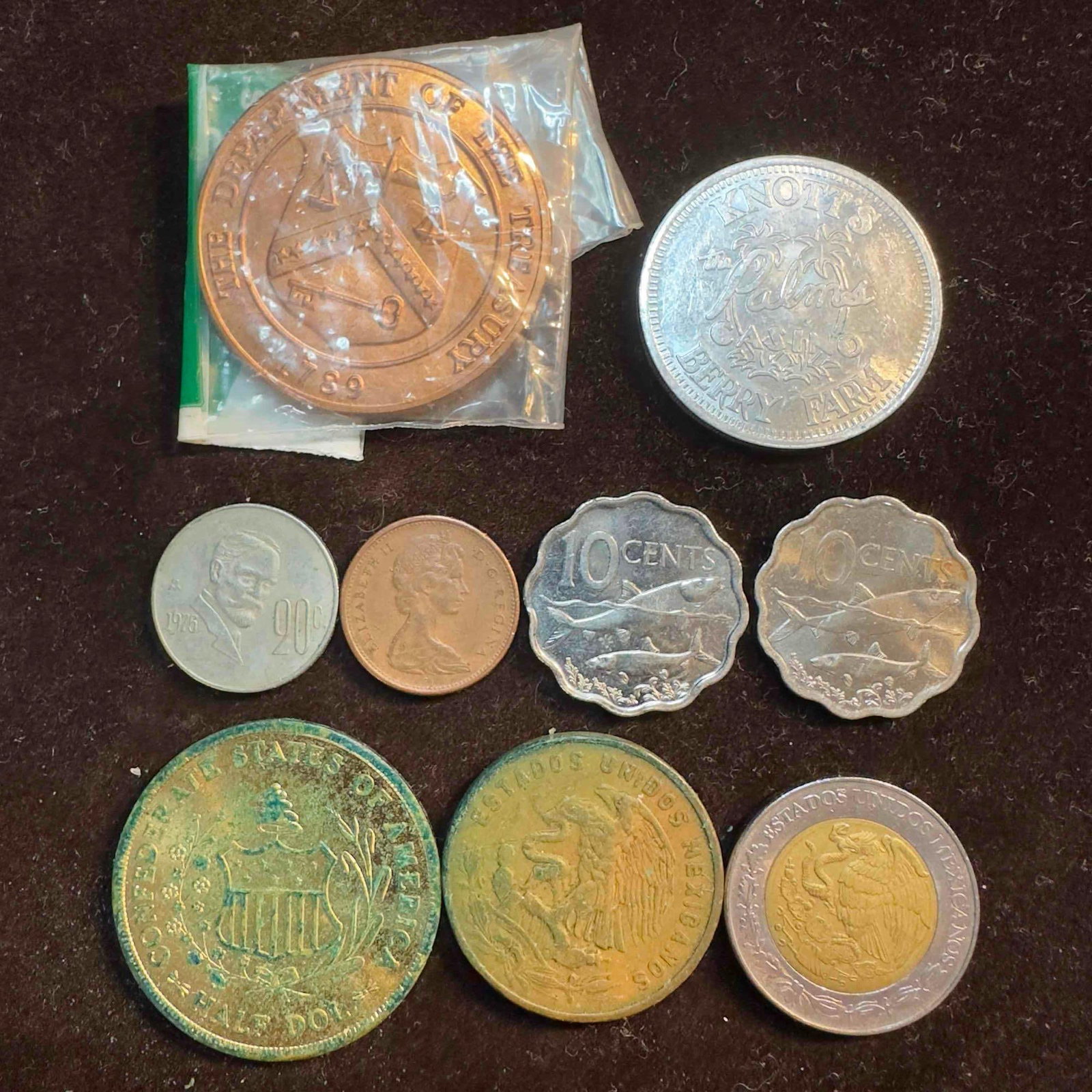 Assorted Lot of Coins Nine 9 Canada Bahamas Mexico US Coin Set: Assorted Lot of Coins Nine 9 Canada Bahamas Mexico US Coin Set. Various coins, Nine pieces included with some from Canada, Mexico, The US, and Etc. These items are in good pre-owned, previously displa