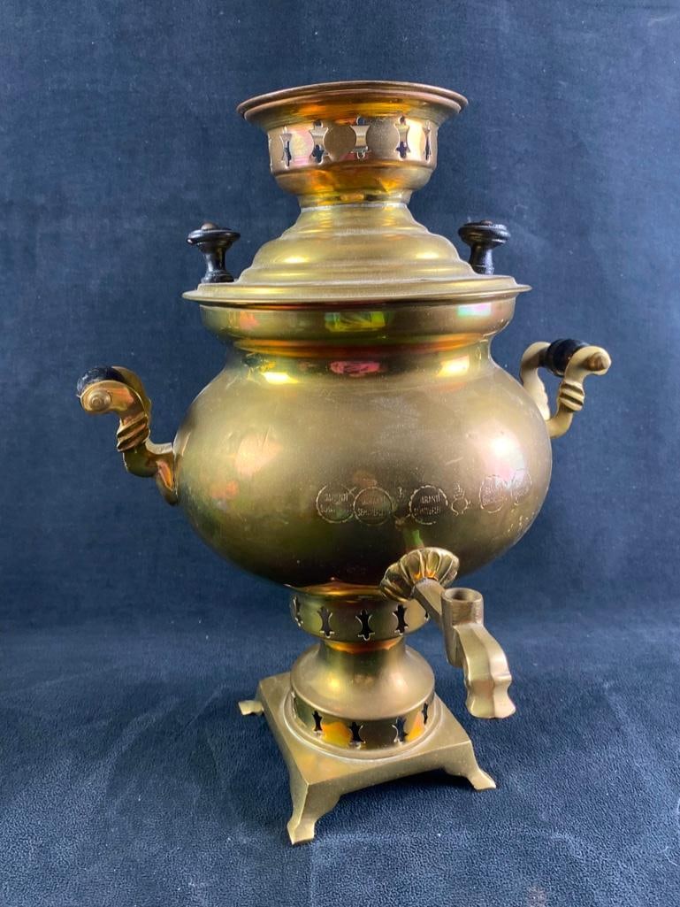 Late 19th Century Brass Turkish Semaverler/Samovar: Late 19th Century Turkish Samovar, Brass Beautiful Turkish semaverler used for making traditional tea, based on the design of the samovar used in the Russian Empire. The piece is believed to be from t