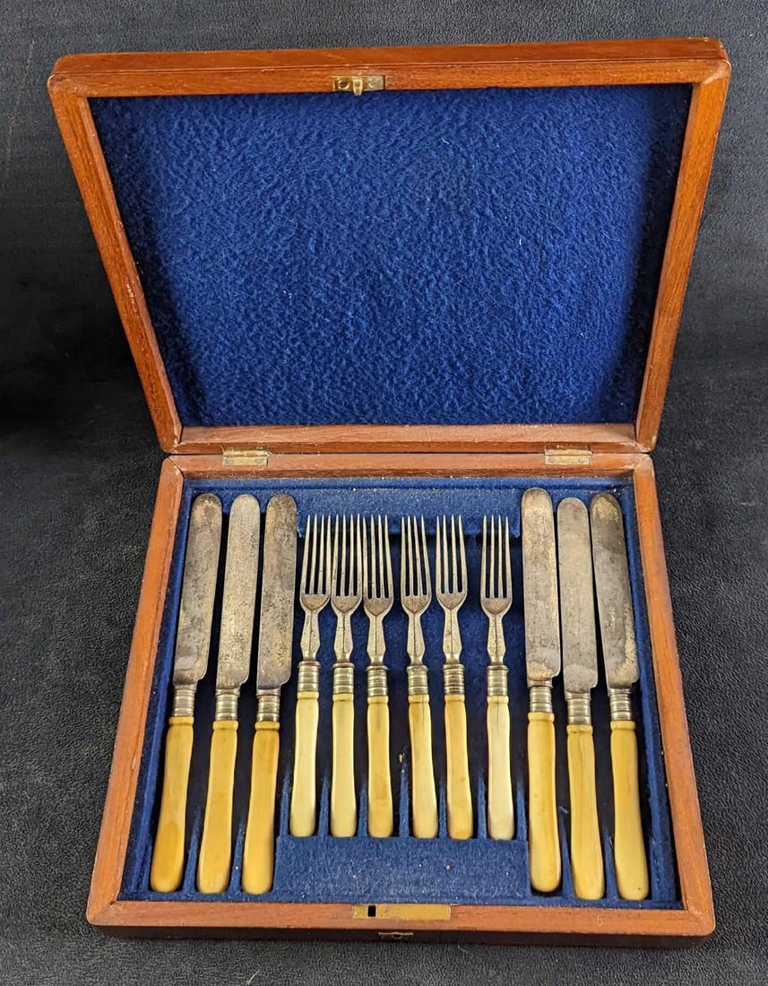 Antique Electroplated Fish Set Fork & Knives W Box: Antique Electroplated Fish Set Fork & Knives With Wooden Box. This comes with: (6) Knives. These are approx 8 1/4". (6) Forks. These are approx 6 3/4". (1) Wooden Box. This