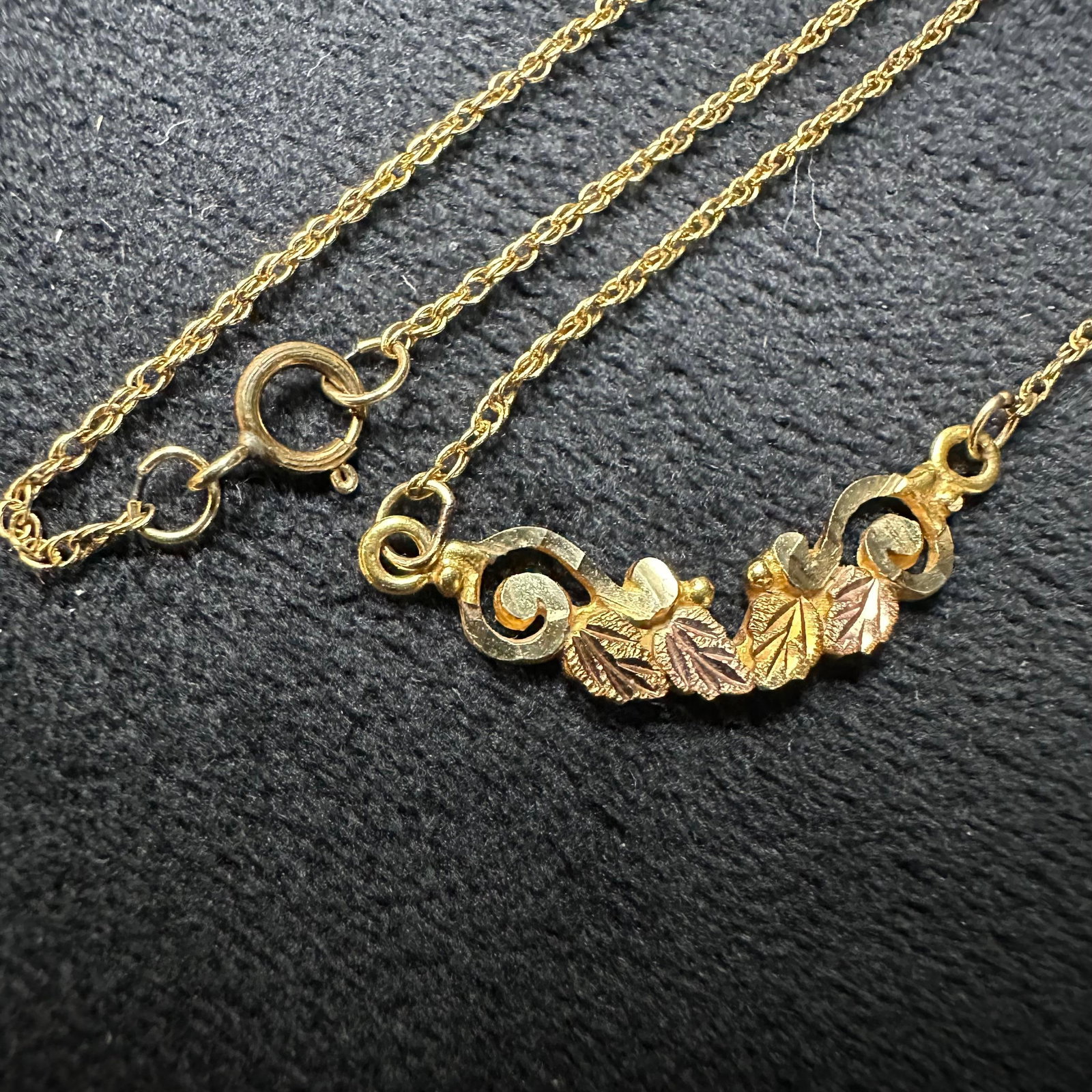 10K Gold Tri Color Leaves Necklace Leaf Accents M19: This item is in good pre-owned, previously used/displayed condition with noticeable light wear and surface scratches. Please reference all photos for full details. This piece of jewelry has been teste