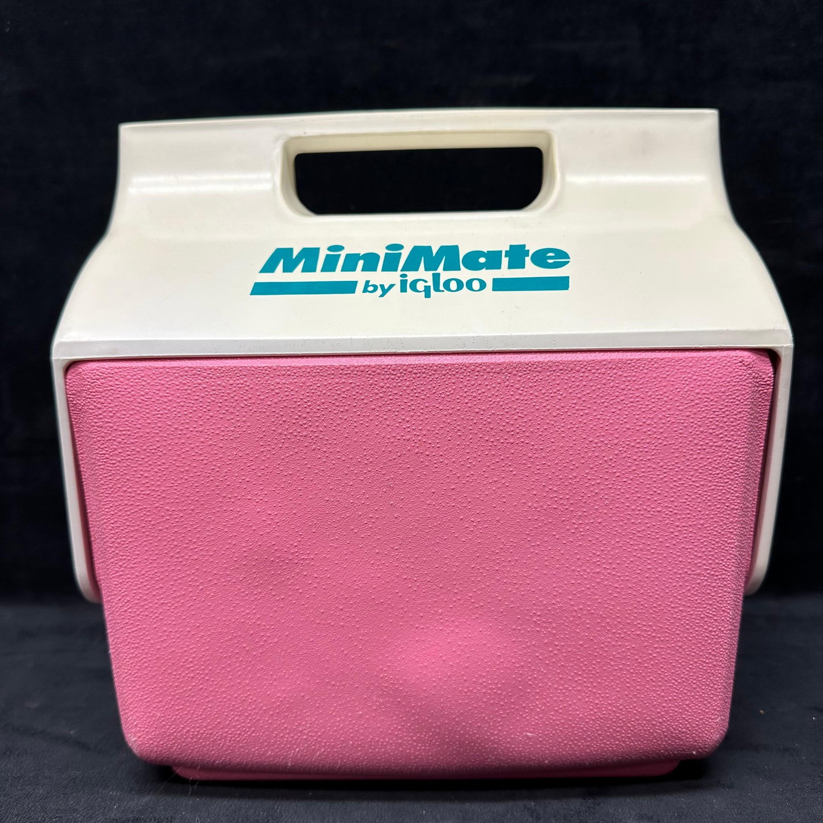 Mini Mate by Igloo Pink and Aqua Personal Cooler Lunchbox: This is a vintage 1990s Igloo MinimMate Cooler. It is a personal-sized cooler designed to hold six cans or a 4-quart capacity. This item is in pre-owned, previously displayed condition with noticeable