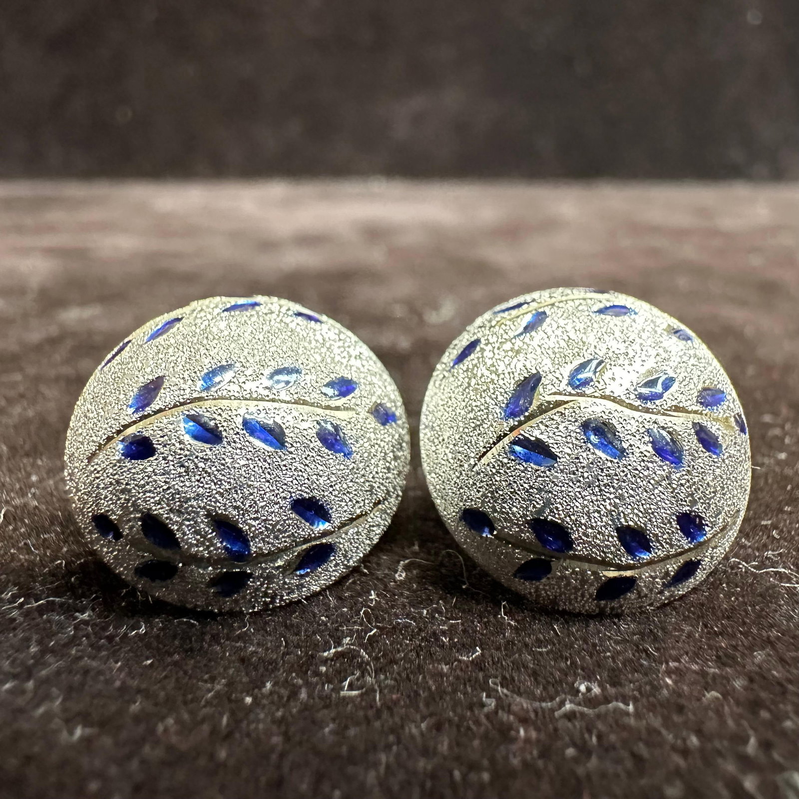 Blue Enamel Leaf Motif Textured 14K White Gold Circle Earrings: This item is in good pre-owned, previously used/displayed condition with noticeable light wear and surface scratches. Please reference all photos for full details. This piece of jewelry has been teste