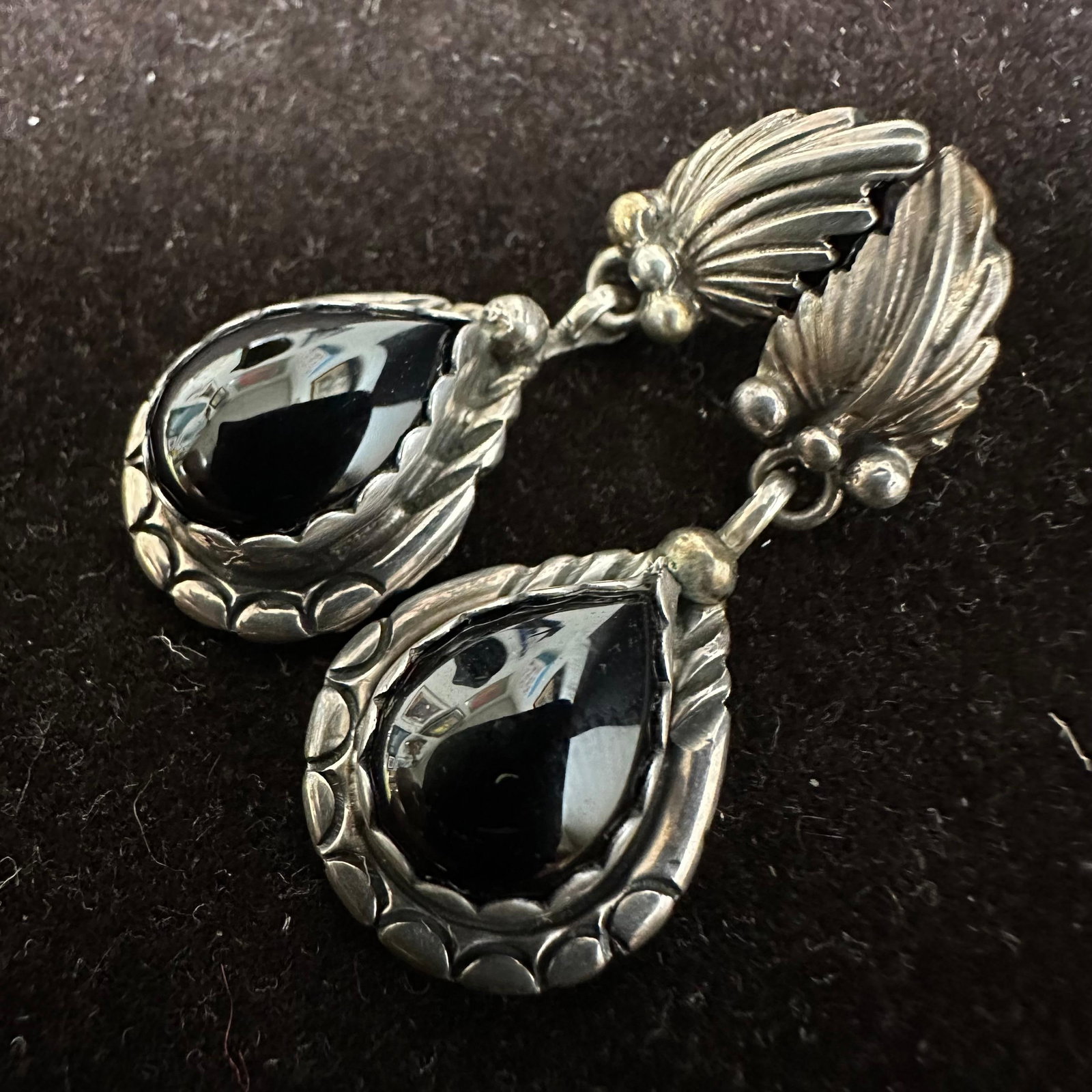 Leaf Motif Sterling Black Onyx Drop Earrings N22: This item is in good pre-owned, previously used/displayed condition with noticeable light wear and surface scratches. Please reference all photos for full details. This piece of jewelry has been teste