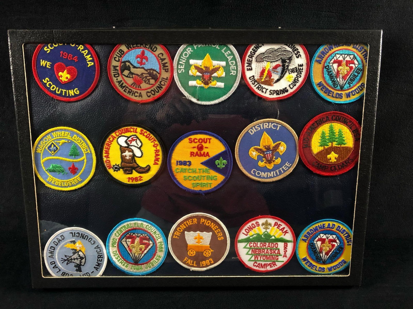Vintage Vintage 1980's Boys Scouts Of America Lot Of 15 Patches & Case: Vintage Vintage 1980's Boys Scouts Of America Lot Of 15 Patches & Case .This very nice collection of 15 patches are in excellent condition glass front case in very good condition measurements are 12"