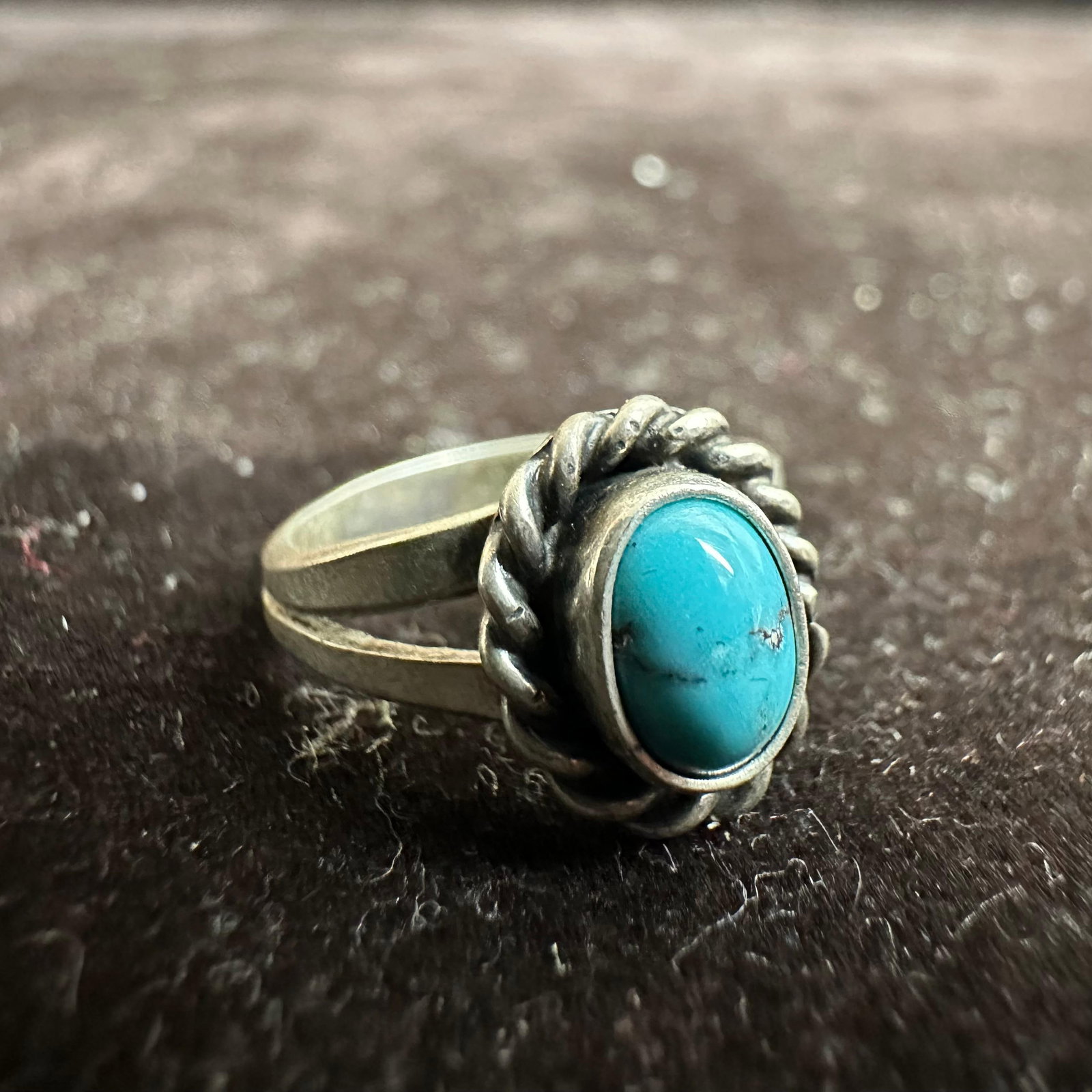 Size 4 Oval Turquoise Blue Stone Silver Ring Small: This item is in good pre-owned, previously used/displayed condition with noticeable light wear and surface scratches. Please reference all photos for full details. This piece of jewelry has been