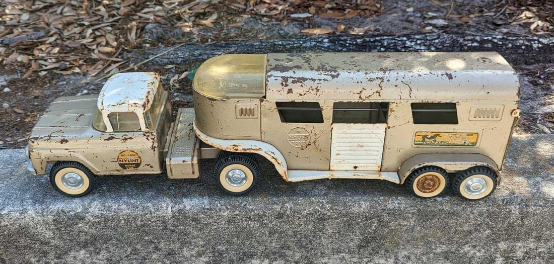 Vintage Nylint Thoroughbred Farms Horse Trailer and Truck (1 of 9)