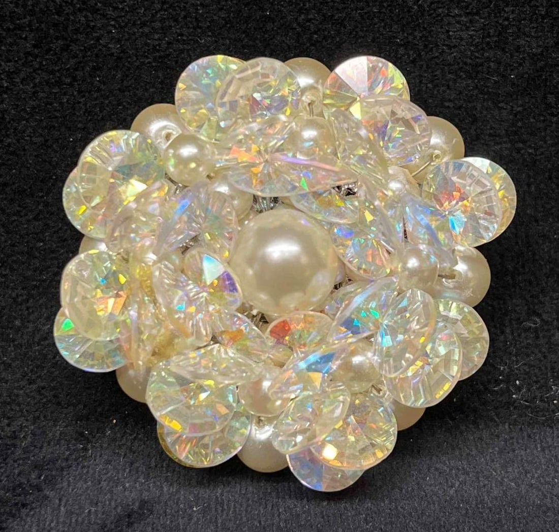 Signed Vintage Vendome Iridescent Brooch: This lot contains a Signed Vintage Vendome Iridescent Brooch. It is approx 2" x 2" x 1". Total weight is 1.3oz. Overall the vintage brooch is in excellent pre owned condition with no noticeable flaws.