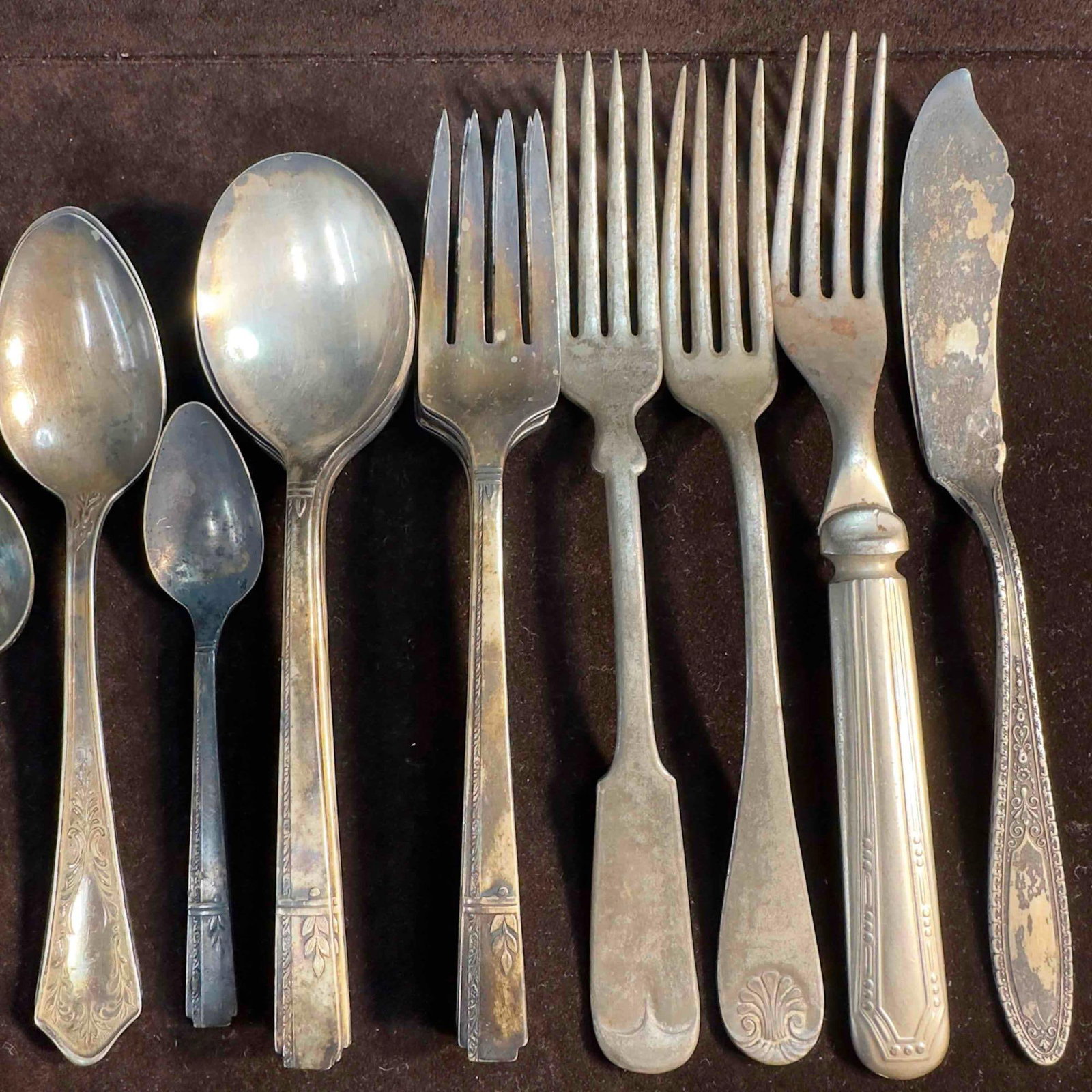 Vintage Silverware Antique Flatware Lot of 20 Twenty Forks Spoons Kitchenware Silver Plate: Vintage Silverware Antique Flatware Lot of 20 Twenty Forks Spoons Kitchenware. This silverware set includes 20 pieces of flatware. Each handle features a various designs and made by different companie