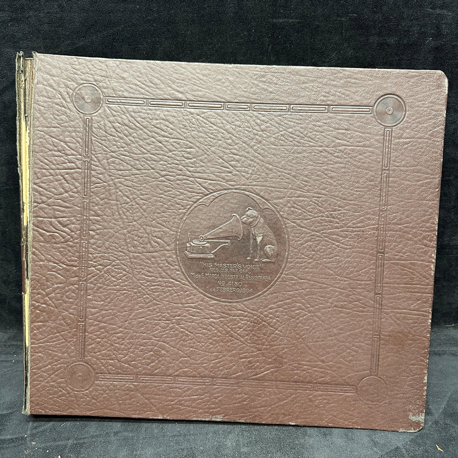 Early 20th Century Victrola Classical Opera Record Album Collection: Vintage leatherette Victrola record album containing assorted early 1900s classical and opera 78 RPM records. Includes red label Victrola recordings featuring operatic and classical performances by ar