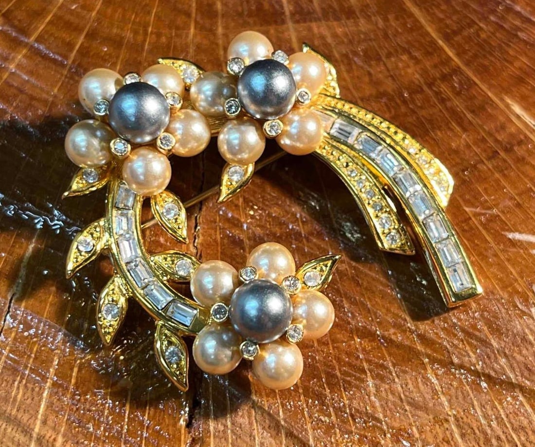 Joan Rivers Vintage Flower Pearl & Crystal Brooch: This lot contains a Joan Rivers Vintage Flower Pearl & Crystal Brooch. It is approx 1 3/4" x 1 3/4" x 3/4". Total weight is approx 0.7oz. Overall the brooch is in excellent used condition with no