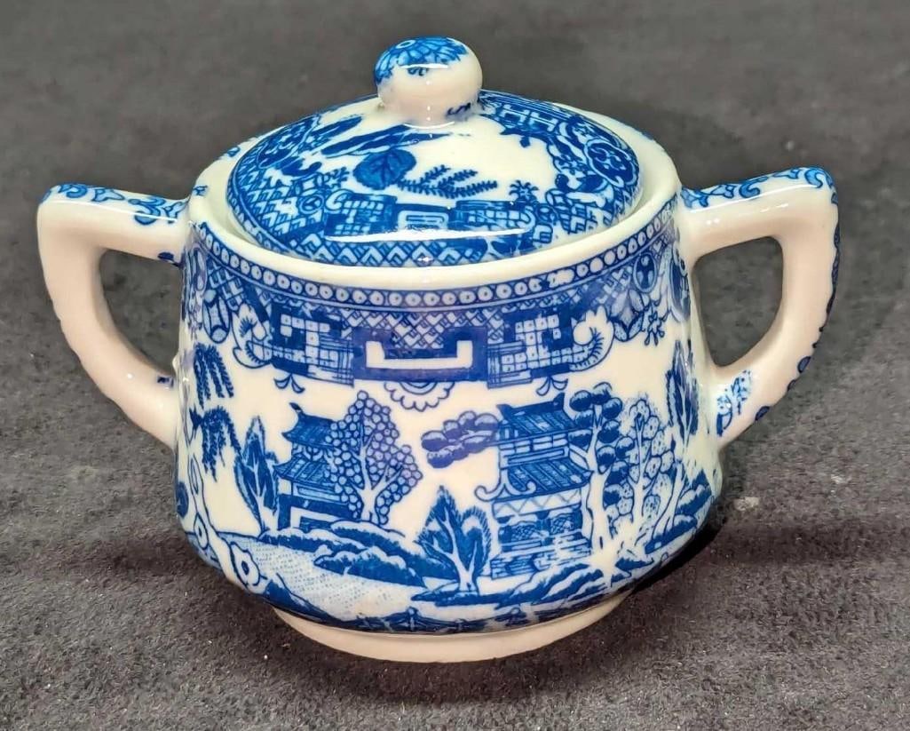 Vintage Japanese Blue & White Blue Willow Sugar Bowl: Vintage Japanese Blue & White Blue Willow Sugar Bowl. This is approx 4 1/2" x 3 1/2" x 3 1/2" and it weighs 0.38lb. The porcelain sugar bowl has light wear on the bottom.