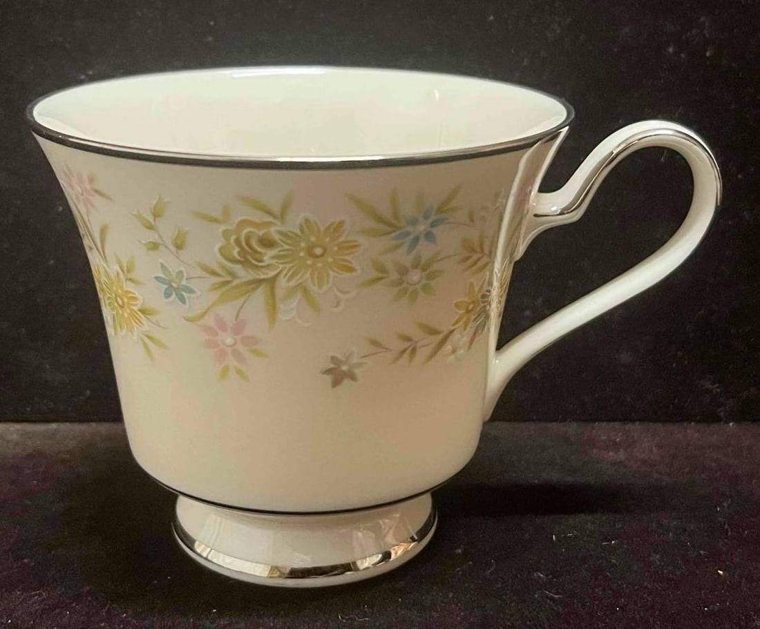 Noritake Ivory China Japan 7150 Blossom Time Mug: This lot contains a Noritake Ivory China Japan 7150 Blossom Time Mug. It is approx 4 3/4" x 3 3/4" x 3 1/4". Total weight is approx 4.6oz. Overall the mug is in excellent pre owned conditio