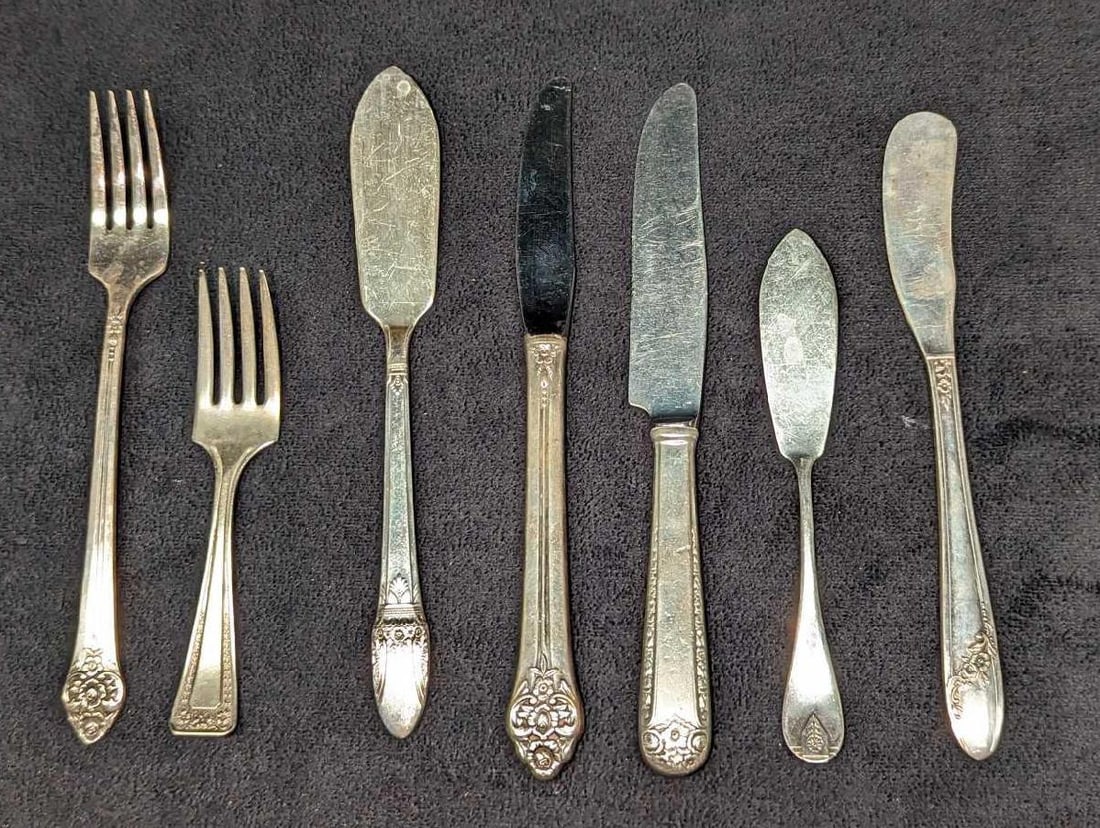 Stainless Steel & Silver Plated Butter Knives & Flatware: Stainless Steel & Silver Plated Butter Knives & Flatware. This lot contains: (1) Unmarked Stainless Steel Knife. This is approx 3/4" x 1/4" x 7". (1) Unmarked Silver Plate Butter