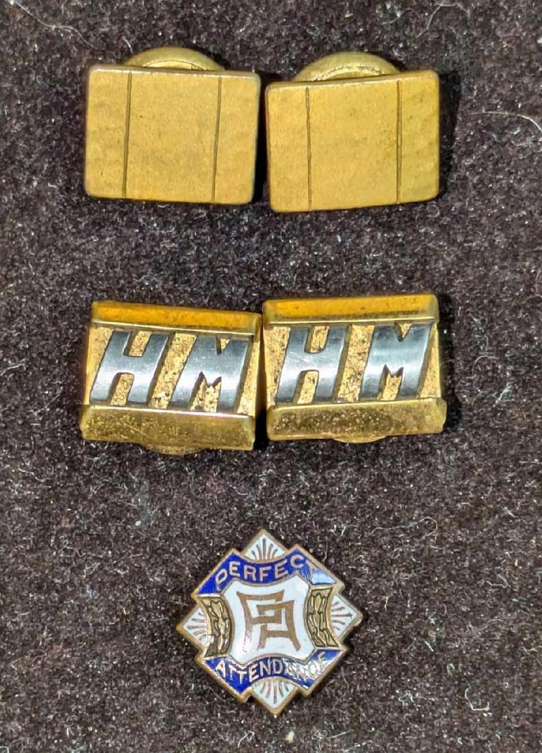 Vintage Kum-A-Part Cufflinks & Enamel Pin: Vintage Kum-A-Part Cufflinks & Enamel Pin. This lot includes: (2) Sets Of Gold Tone Cufflinks. One is not marked, the other set is marked "HM." We are not sure who this is from. Each is ap