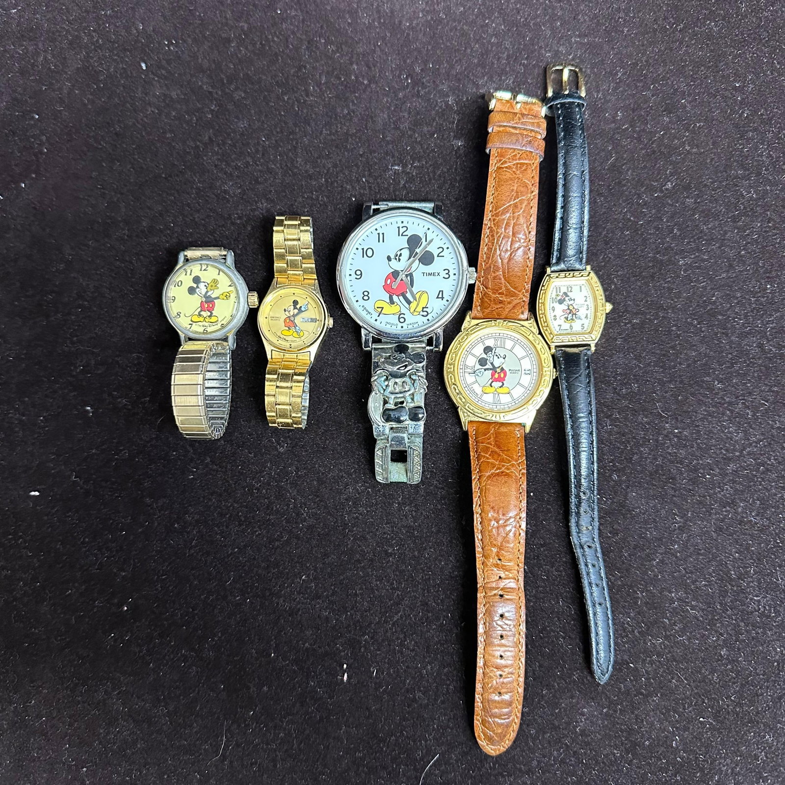 Group Lot of Vintage Disney Mickey and Minnie Mouse Wristwatches Timex Seiko Pulsar Watch Five: A group of six (6) vintage Disney Mickey and Minnie Mouse wristwatches featuring assorted brands and styles. Includes metal bracelet watches and leather strap watches in both men’s and smaller c