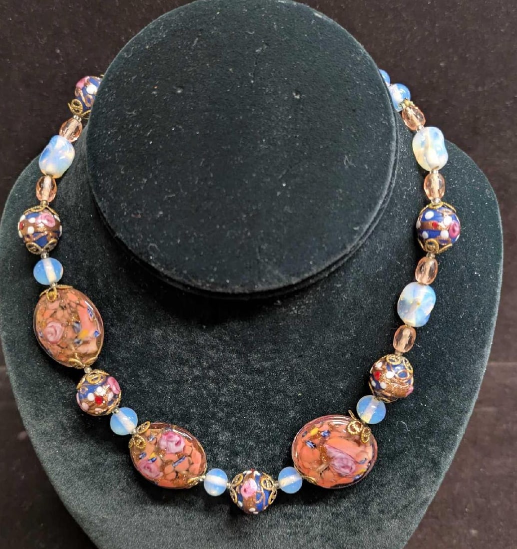 Vintage Italian Murano Art Glass Bead Necklace BBBBB: Vintage Italian Murano Art Glass Bead Necklace BBBBB Colorful glass beads with hand painted designs. This is approx 16" and it weighs 0.11lb.