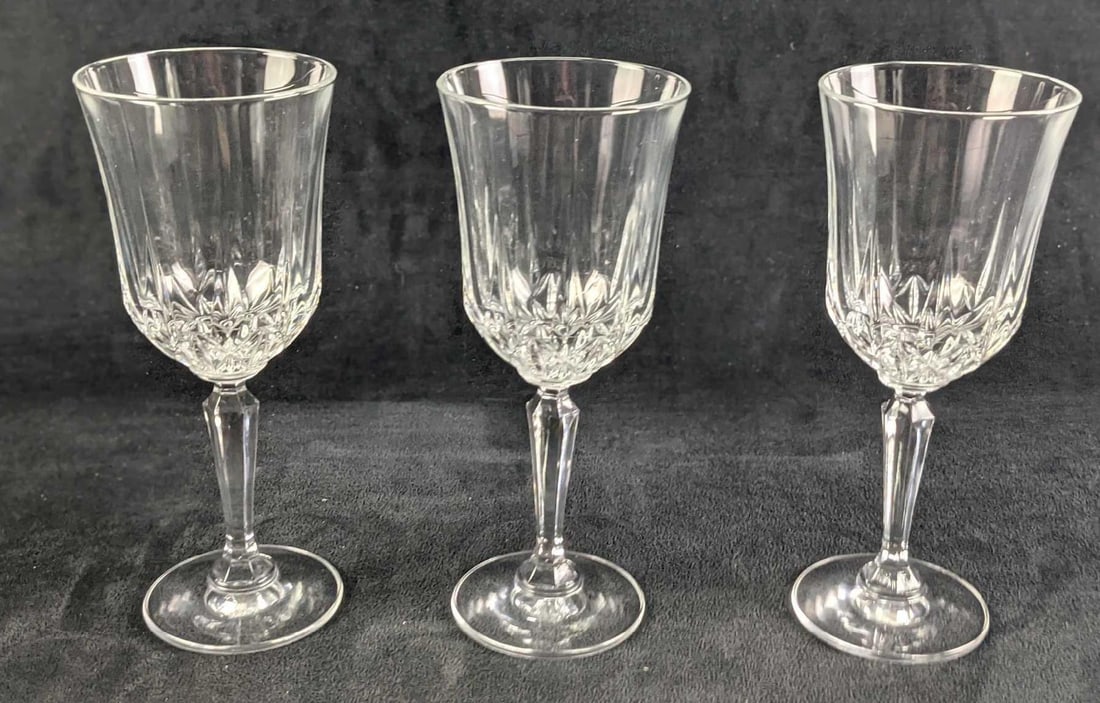 Three St George American Heritage Crystal Water Goblets: Three St George American Heritage Crystal Water Goblets. Each goblet is approx 3" x 3" x8" and all three glasses weigh 2.54lb. The goblets are all in a good, used condition with no known damage.
