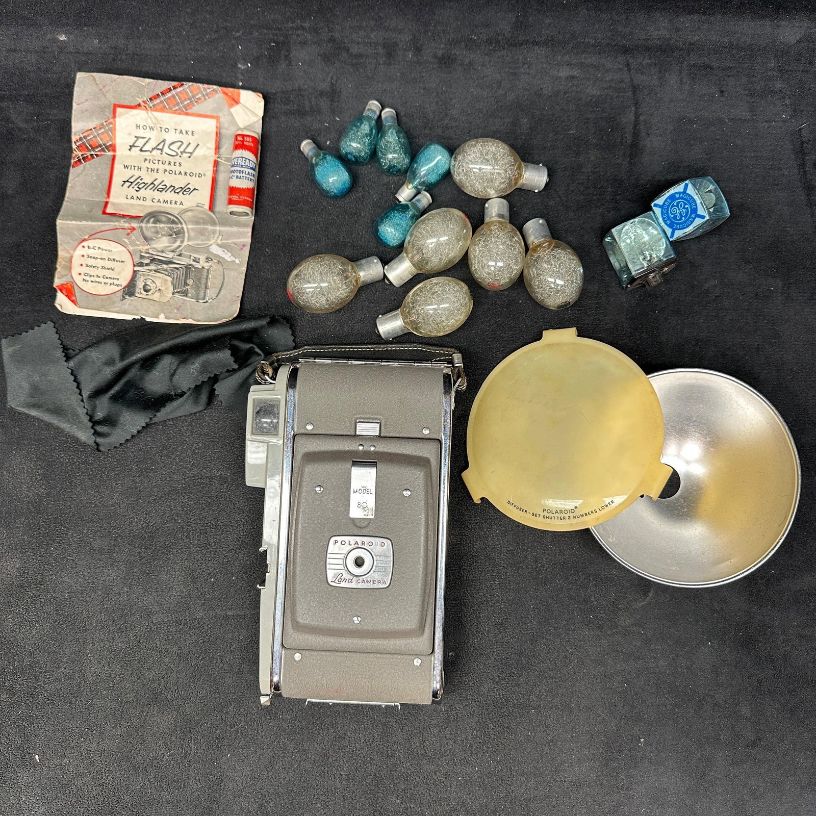 Polaroid Land Camera Model 80 With Flash Accessories and Case (1 of 11)