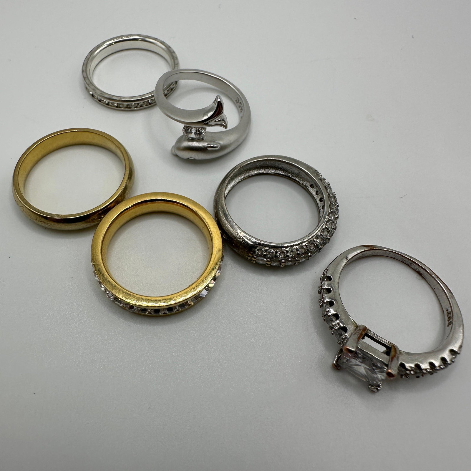 Group Of Costume Jewelry Fashion Rings Gold and Silver Tone (1 of 4)