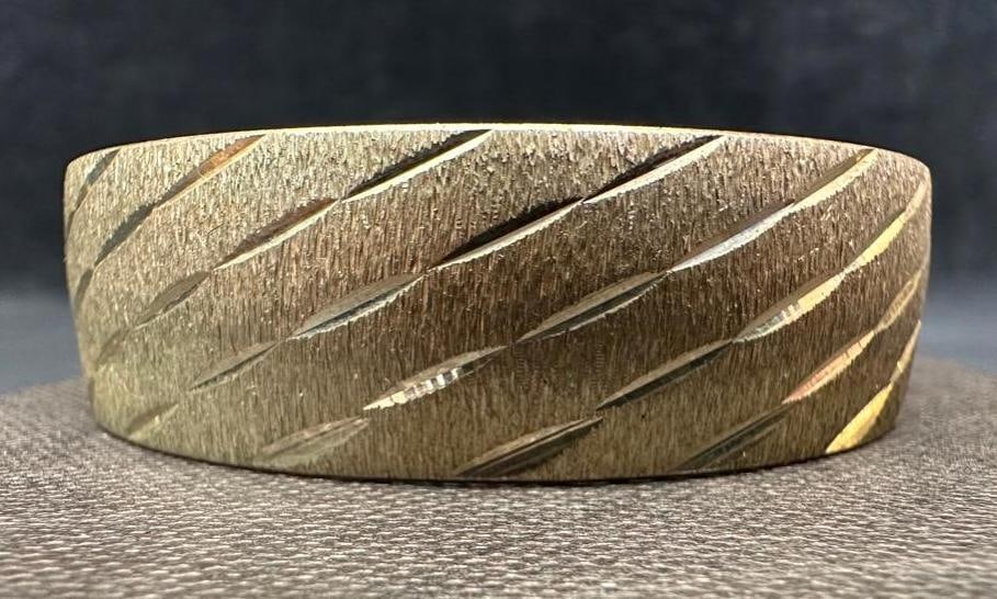 Sterling Silver 18mm Diamond-Cut Bracelet: This piece of jewelry has been tested and researched prior to listing. Please view all our pictures they are part of our description. DETAILS: Metal - Sterling Silver Color - Silver Stones - none Hall
