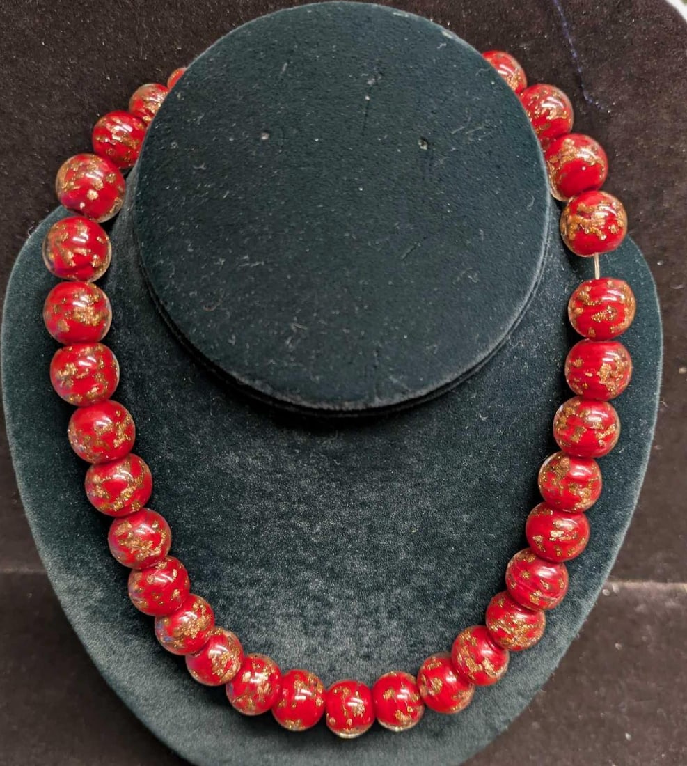 Vintage Italian Murano Black And Gold Art Glass Bead Necklace NNN: Vintage Italian Murano Black And Gold Art Glass Bead Necklace NNN. Glass beads with hand painted designs. Is approx 18" and it weighs 0.23lb. The necklace beads a are a little loose and the string can
