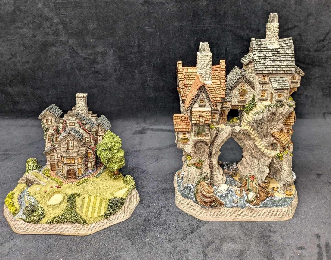 David Winter Gold Clubhouse And S/N Wrecker's Cottage: This lot includes: (1) Golf Clubhouse. This is approx 7 5/8" x 7 1/2" x 5 3/4". Is missing its flags. It comes in the original box that is approx 13 3/4" x 11" x 10". (1) Signe