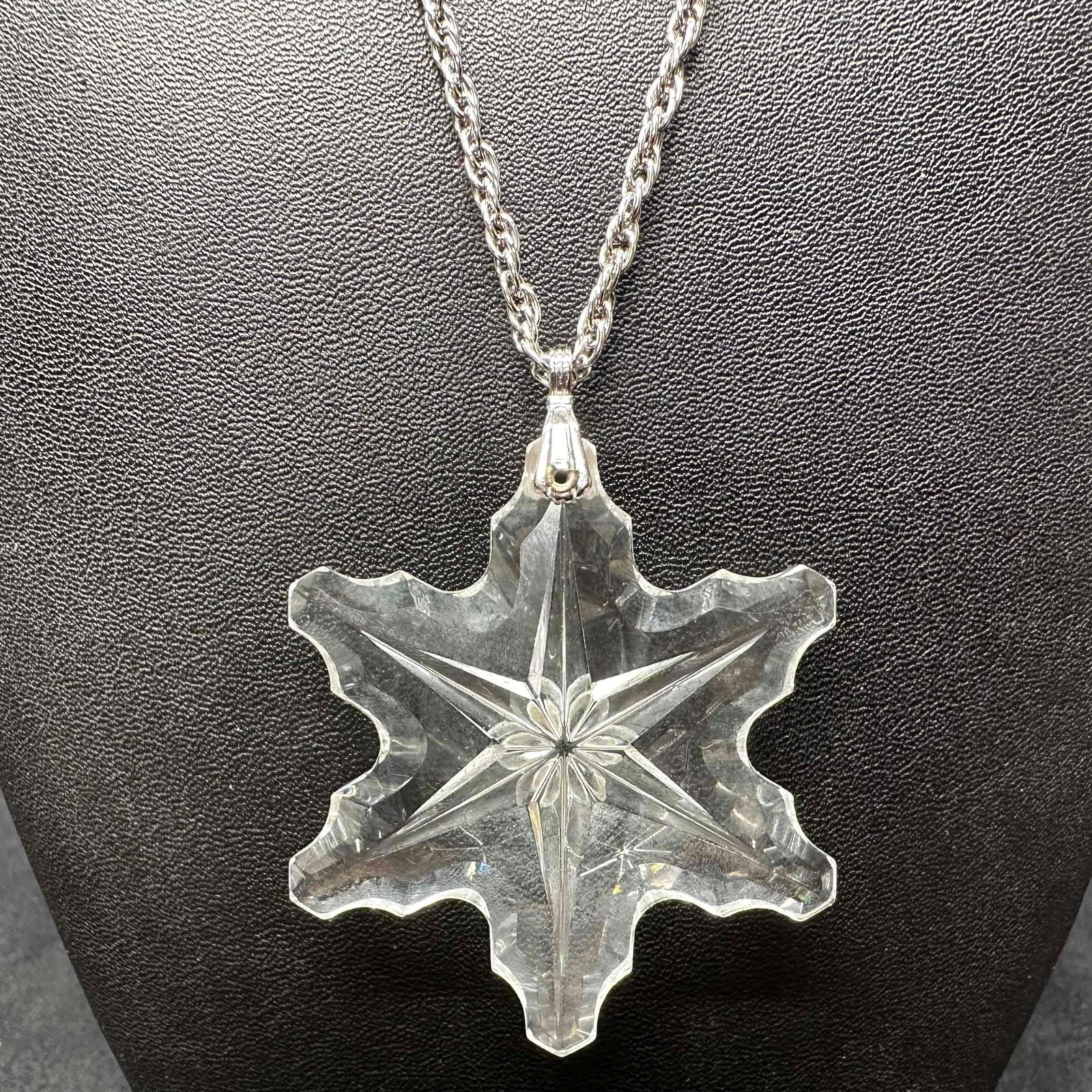 Gorham Glass Cut Crystal Snowflake Pendant on Silver-Tone Chain Necklace K65: Large faceted clear crystal snowflake pendant on silver-tone twisted chain with barrel clasp. Pendant has brilliant sparkle and works as a necklace or display ornament. This items is in good pre-owned