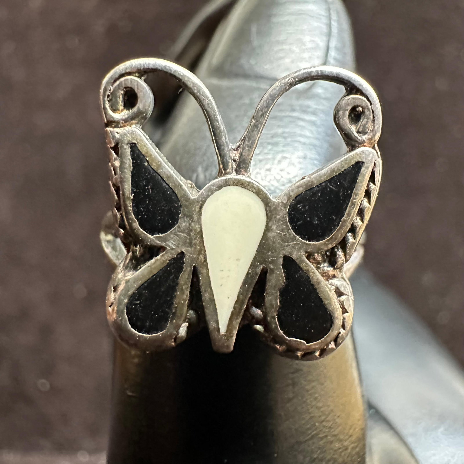 Zuni Style Butterfly Silver Ring Black Onyx White Shell Inlay: This item is in good pre-owned, previously used/displayed condition with noticeable light wear and surface scratches. Please reference all photos for full details. This piece of jewelry has been
