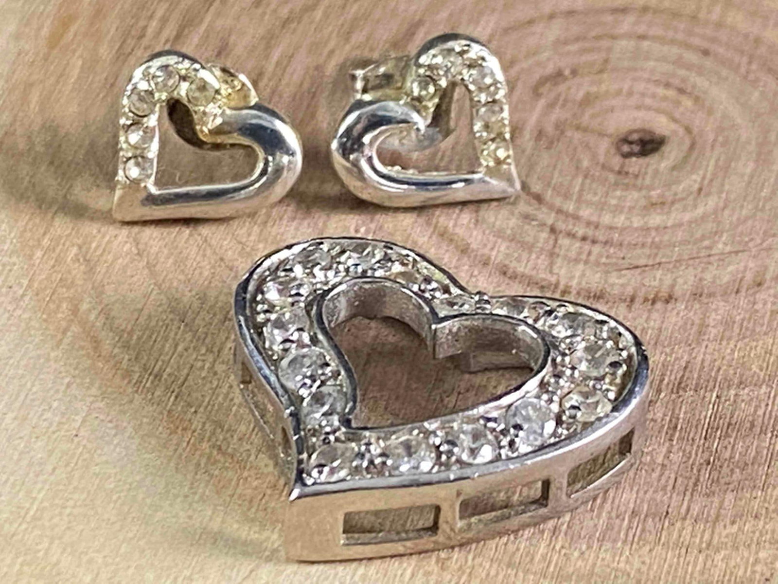 Sterling Heart CZ Pendant & Earring Set: This fine vintage sterling estate item has been tested and confirmed to be authentic. Please view all our pictures they are part of our description . Happy Bidding DETAILS: Metal - Sterling <
