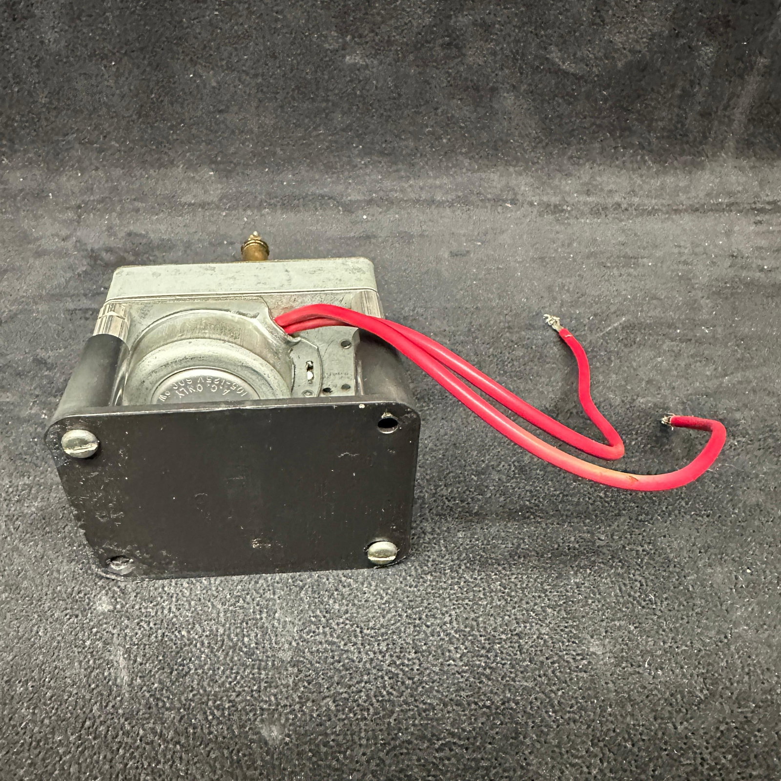 Lanshire Motor XL7 Clock Movement: Removed from working clock, Fully Functioning. Light surface wear and handling marks are present from use. Please reference all photos for full details and condition. Movement: 2 3/4" x 4 1/2"