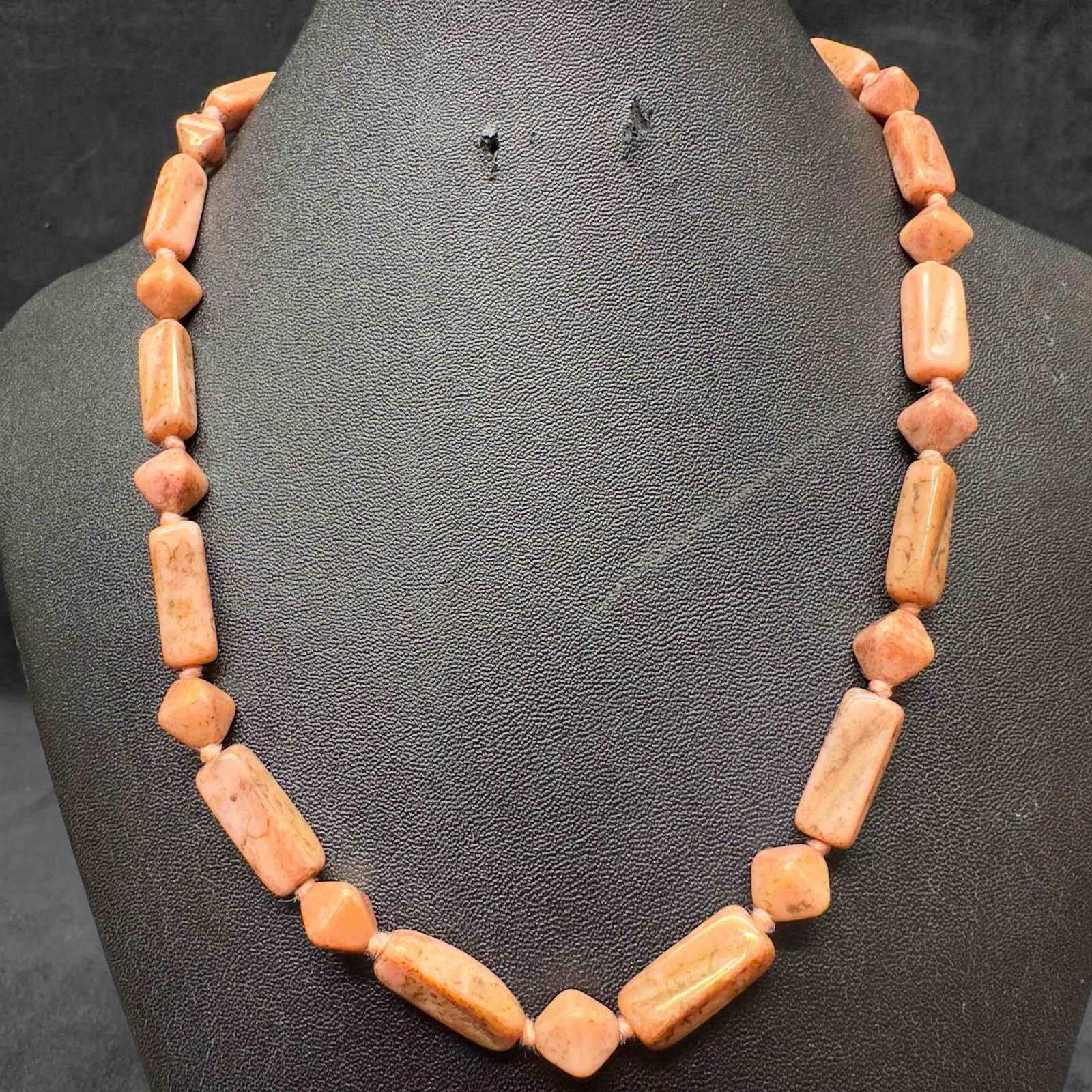 Peach Pink Orange Colored Glass Beaded Costume Jewelry Necklace H16: Peach Pink Orange Colored Glass Beaded Costume Jewelry Necklace H16. Necklace with shades of peach, pink, and orange colored glass beads with beautiful designs on each. The necklace features a barrel