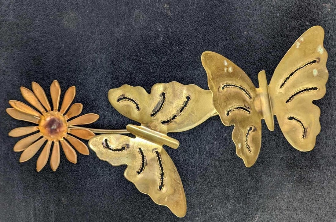 Vintage Mixed Metal Flower & Butterfly Art: Vintage Mixed Metal Flower & Butterfly Art. This appears to be copper and brass plated. The maker and date of creation are unknown. Is approx 6" x 4" x 15 1/2 and it weighs 0.29lb. Is in a good, vinta