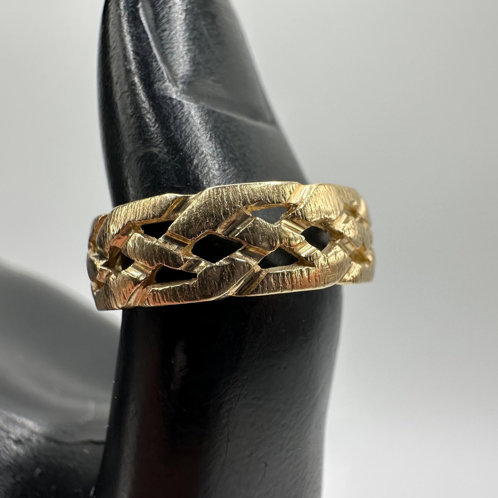 14K Yellow Gold Celtic Knot Style Braided Band Ring: This item is in good pre-owned, previously used/displayed condition with noticeable light wear and surface scratches. Please reference all photos for full details. This piece of jewelry has been teste